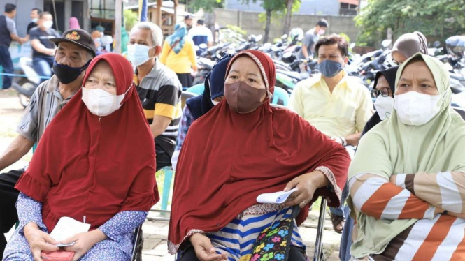 Warga ikut vaksinasi booster di Kelurahan Margasari, Karawaci, Tangerang.