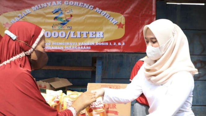 Warga ikut vaksinasi booster di Kelurahan Margasari, Karawaci, Tangerang.