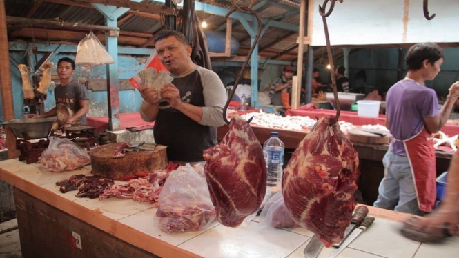 Pedagang daging sapi di Pasar Slipi Jakarta Barat