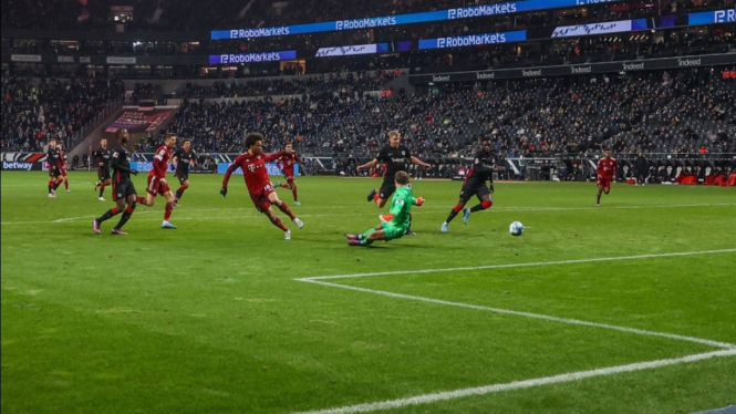 Pertandingan Eintracht Frankfurt vs Bayern Munich. 