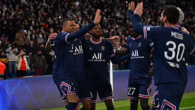 Kylian Mbappe merayakan gol Paris Saint-Germain ke gawang Saint Etienne