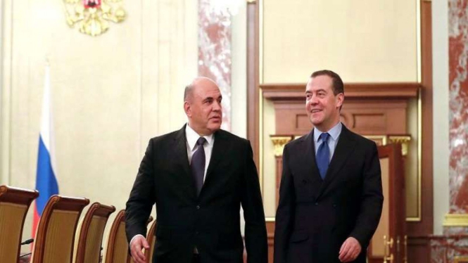  Mantan Presiden dan pejabat tinggi keamanan Rusia, Dmitry Medvedev (kanan)