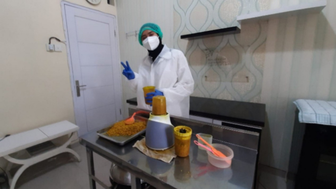 Mahasiswa UNS Aqilla Putri Santoso tengah memproduksi masker jerawat Korkoom
