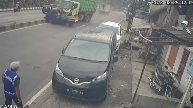 Viral Mobil Pickup Dihantam Truk 2 Kali, Terekam CCTV! 