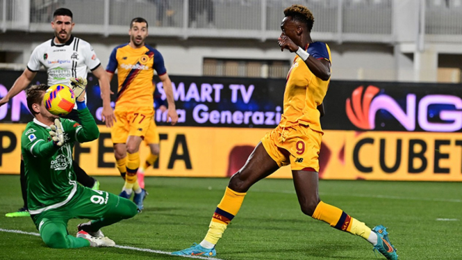 Aksi Tammy Abraham saat AS Roma menghadapi Spezia