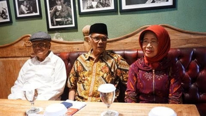 Almarhum Miyono (tengah) bersama Sujiatmi Ibunda Presiden Jokowi.