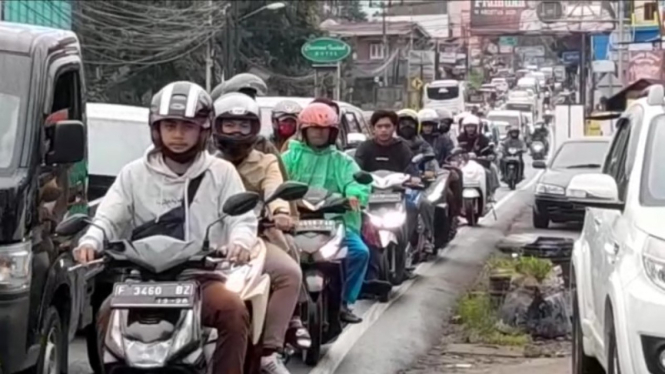 Kemacetan lalu lintas jalur puncak hingga stagnan belasan Jam.