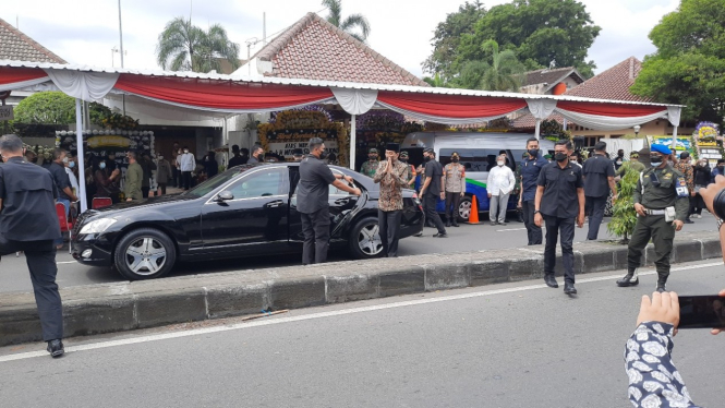 Presiden Jokowi tiba di rumah duka Almarhum Pamannya di Solo.