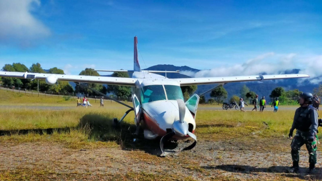 Pesawat pembawa sembako tergelincir di Sugapa, Papua akibat ban pecah.