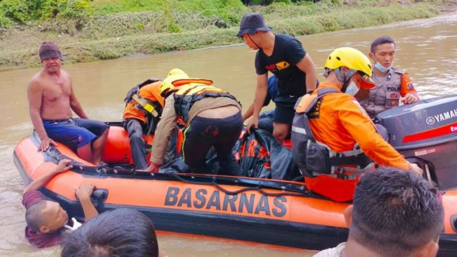 Tim SAR lakukan evakuasi korban mobil kecemplung ke Sungai di Deli Serdang.