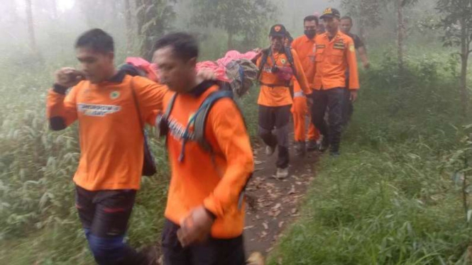 Tim SAR gabungan mengevakuasi korban yang terjebak cuaca di Gunung Lawu.