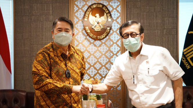 Menkumham Yasonna Laoly bersama Ketua Philipine Business Club Indonesia (PBCI) Antonio Capati, 18 Februari 2022.