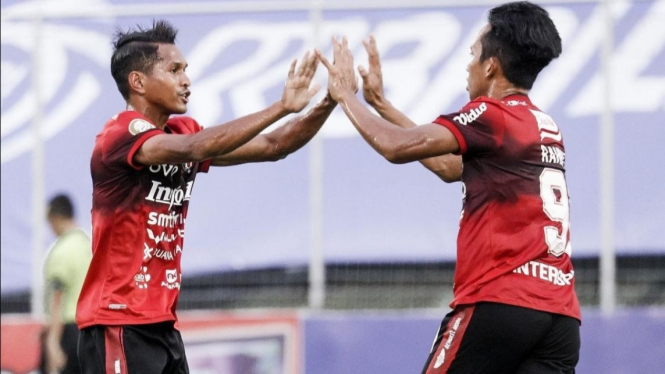 Winger Bali United, Muhammad Rahmat (kanan). 