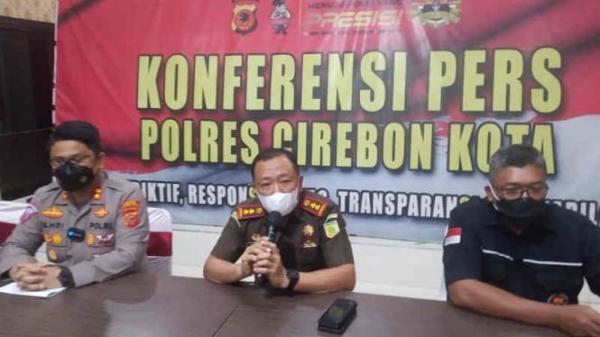 Kepala Kejaksaan Negeri Kabupaten Cirebon, Hutamrin (tengah)