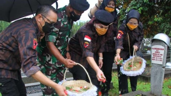 Ketua Umum KBPP Polri Evita Nursanty bersama anggota saat ziarah di TMP Kalibata