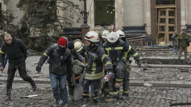Tim SAR Ukraina membopong tubuh korban serangan tentara Rusia di Kharkiv
