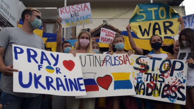 Ratusan warga negara asing (WNA) asal Ukraina bersama simpatisan meneriakkan yel-yel dan memajang tulisan saat aksi damai di Kantor Konsulat Ukraina, Denpasar, Bali, Selasa (1/3/2022). Ratusan warga negara asing (WNA) asal Ukraina bersama simpatisan meneriakkan yel-yel dan memajang tulisan saat aksi damai di Kantor Konsulat Ukraina, Denpasar, Bali, Selasa (1/3/2022).