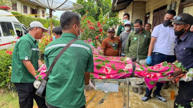 Jenazah korban pembunuhan yang dilakukan oleh anak kandungnya dievakuasi.