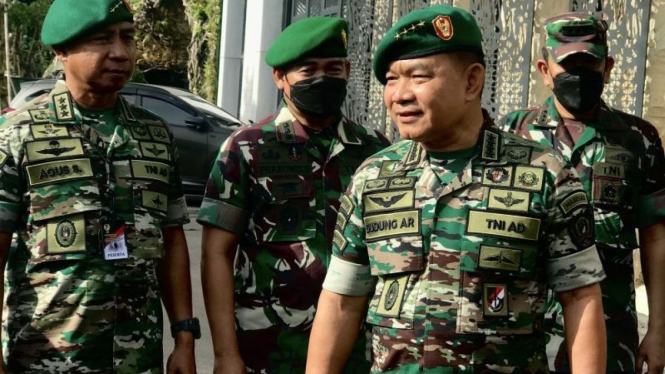 KSAD Jenderal TNI Dudung pakai seragam baru TNI AD