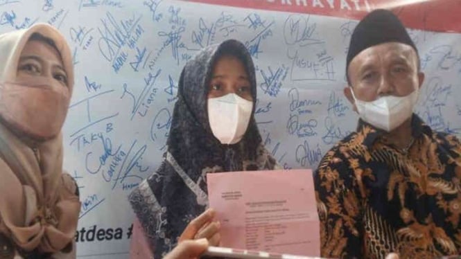 Nurhayati (tengah) saat menunjukkan surat SKP2 dari Kejari Kabupaten Cirebon