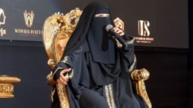 Diminta Nasehati Artis yang Lepas Hijab, Ini Kata Umi Pipik