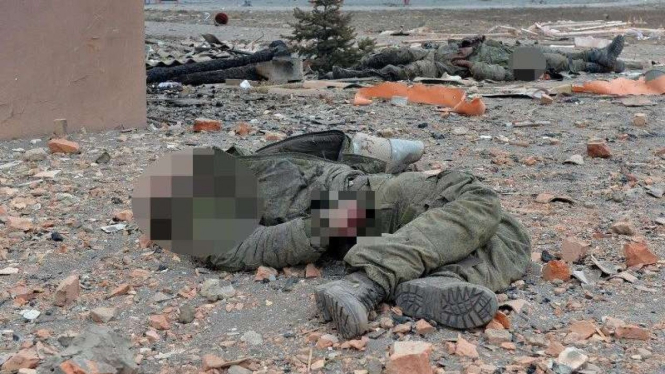 VIVA Militer: Mayat tentara Rusia tergeletak di wilayah Ukraina