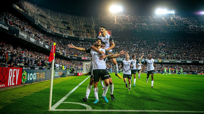Pemain Valencia merayakan gol