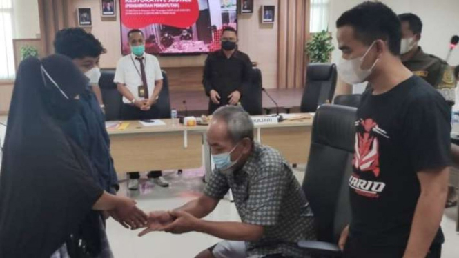 Tersangka kakek Kadir dan Irawan saat meminta maaf kepada korban MD di kantor Kejaksaan Negeri Kabupaten Bogor, Jawa Barat, Rabu, 2 Maret 2022.