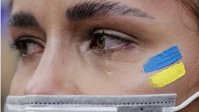 Perempuan Ukraina menangis saat demo atas perang . Getty Images via BBC Indonesia