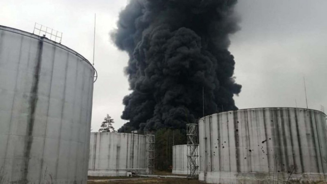 Asap muncul dari depot minyak, yang menurut pihak berwenang setempat, rusak akibat serangan bom di Chernihiv, Ukraina.