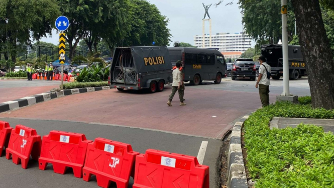 Jalan menuju Lapangan Banteng ditutup karena ada demo di depan Kemenag.