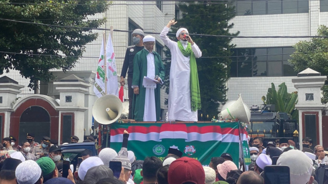 Habib Hanif Alatas orasi di atas mobil peserta demo di depan Kemenag.