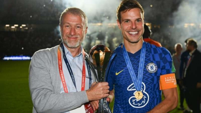 Pemilik Chelsea, Roman Abramovich dengan trofi Piala Dunia Klub 2021.