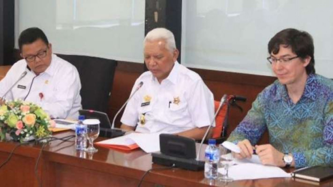 Gubernur Kalimantan Timur Awang Faroek Ishak (tengah) bersama Direktur Utama PT Kereta Api Borneo Sergey Kuznetsov (kanan) dan Head of Region PT KAB Yadi Sabiannoor saat membahas pembangunan jalur rel kereta api di Samarinda pada 11 Oktober 2017.
