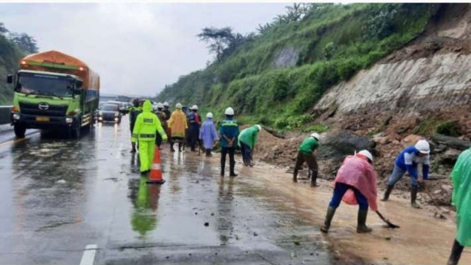 Petugas membersihkan jalan dari material longsor di KM 436 Tol Semarang-Solo di Kabupaten Semarang, Jawa Tengah, Jumat, 4 Maret 2022.