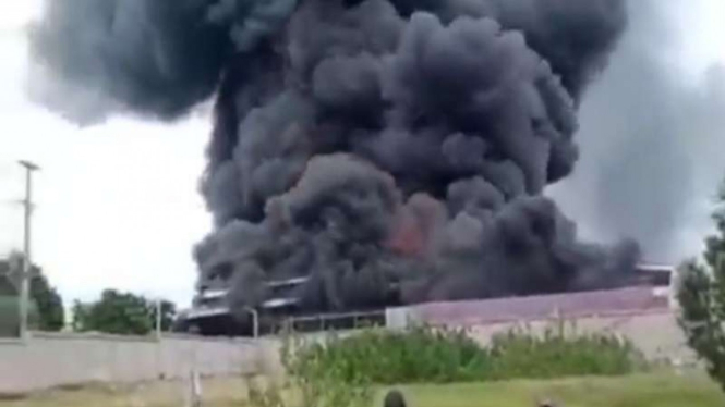 Gudang limbah styrofoam di Bekasi terbakar