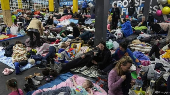 Ribuan warga Ukraina mengungsi di tempat perlindungan di Mariupol, Ukraina.