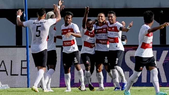 Pemain Madura United selebrasi gol ke gawang Persik Kediri