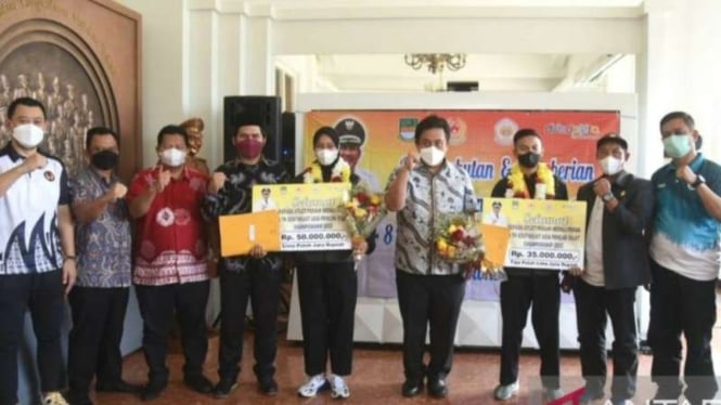 Dua atlet pencak silat Indonesia menerima bonus dari Pemkab Bekasi.