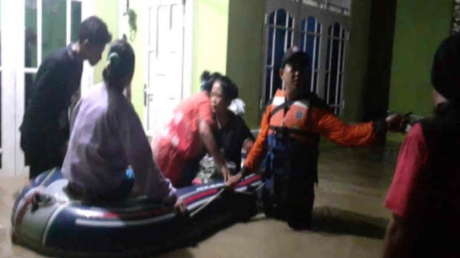 Petugas BPBD Kabupaten Cirebon saat melakukan evakuasi warga yang terdampak banjir di Cirebon, Jawa Barat, Minggu 6 Maret 2022.