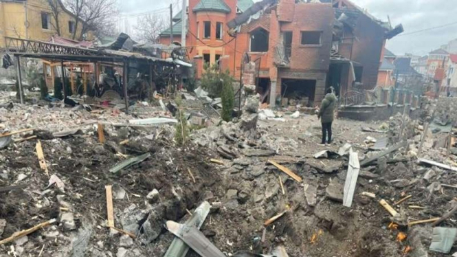 Beberapa rumah rusak akibat ledakan menyusul serangan udara di Ukraina
