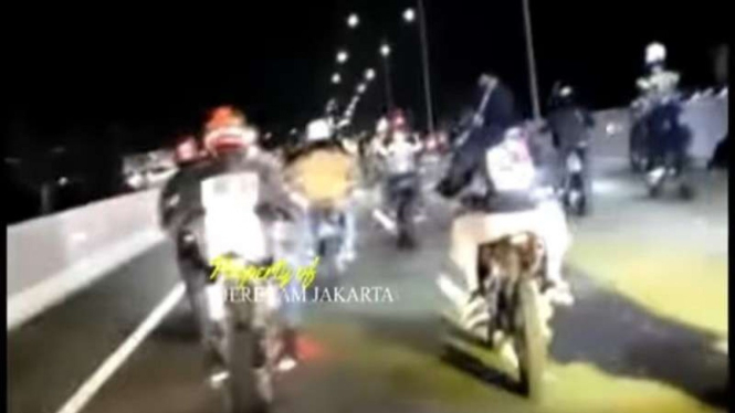 Tangkapan layar video rombongan motor trail yang terobos jalan tol Kelapa Gading