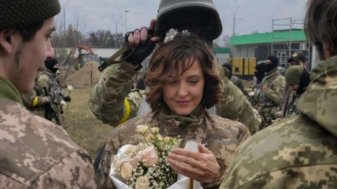 Lesia Ivashchenko-Valerii Fylymonov anggota pasukan Ukraina menikah saat perang