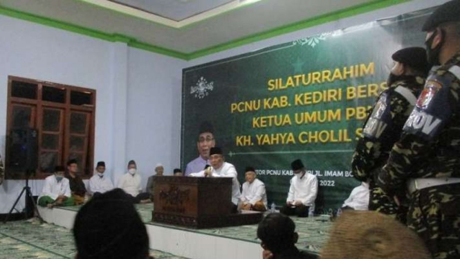 Ketua Umum NU Yahya Cholil Staquf saat berkunjung ke kantor NU Kabupaten Kediri di Kediri, Jawa Timur, Minggu malam, 6 Maret 2022.