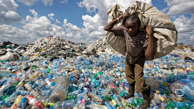 Ada dukungan publik yang luar biasa untuk perjanjian PBB tentang polusi plastik. (AP: Ben Curtis/file)