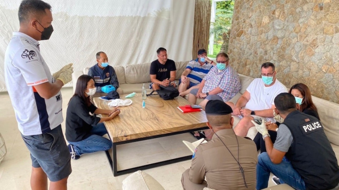 Aparat Kepolisian Thailand meminta keterangan dari sejumlah teman Shane Warne yang meninggal dunia di salah satu vila di Koh Samui. (Supplied:Â Bo Phut Police Station)