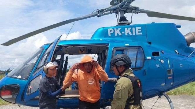 Nelson Sarira, satu-satunya karyawan PT. PTT yang selamat dari pembantaian oleh kelompok kriminal bersenjata (KKB) di pedalaman Beoga, Kabupaten Puncak, Papua, Sabtu, 5 Maret 2022, dievakuasi ke Timika.