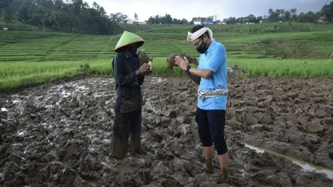 Menparekraf Sandiaga Uno memberikan bantuan ke petani di Majalengka