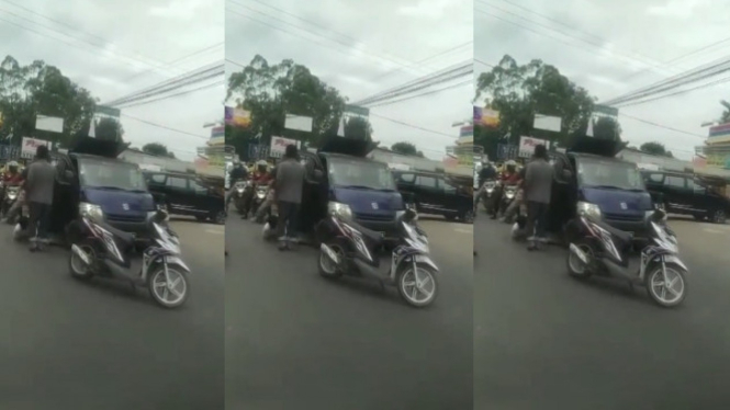 Aksi preman di depan Indomaret Pasir Randu Cikarang, Bekasi, Jawa Barat.