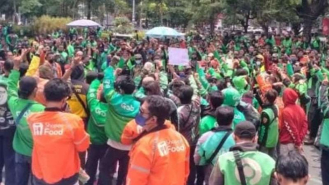 Massa driver ojol unjuk rasa di Semarang, Jawa Tengah
